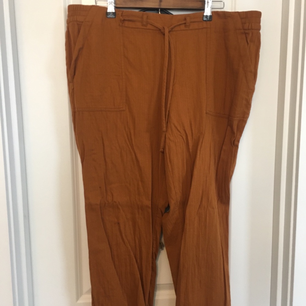 TWO LINEN CROPPED PANTS